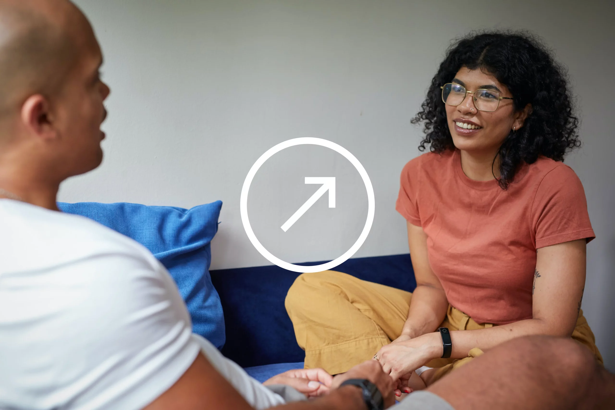 two people sitting on the sofa with arrow icon in the middle